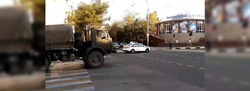 В Новороссийске временно перекрыли движение для проезда военной техники: очевидцы сняли видео