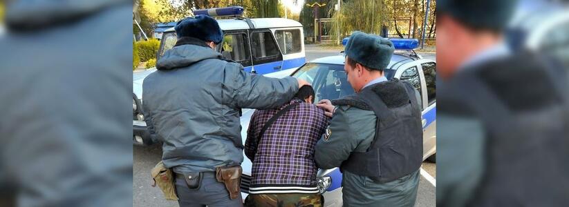 В Новороссийске задержали агрессивного мужчину: при себе у него было два ножа и пистолет Макарова