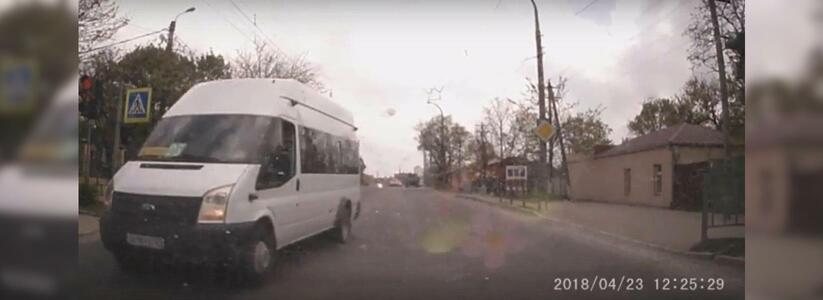 Новороссиец заснял на видео грубейшие нарушения ПДД водителями маршруток