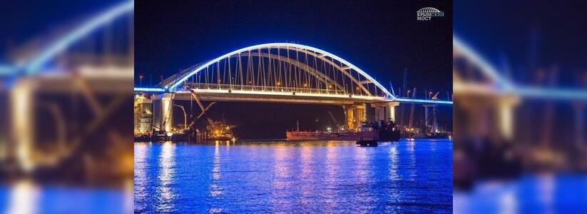 На Крымском мосту протестировали ночную подсветку автодорожной арки: опубликованы фото и видео иллюминации