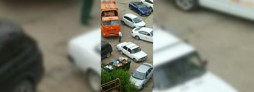 Три автомобиля окружили контейнер для мусора в Новороссийске
