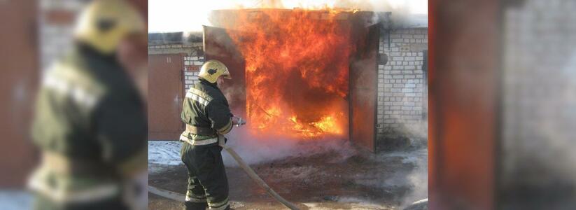 В Новороссийске загорелся гаражный бокс
