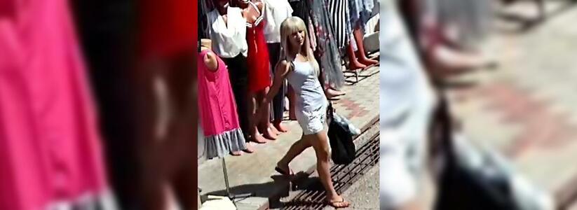Эффектная блондинка совершила кражу на Южном рынке Новороссийска: воровка объявлена в розыск