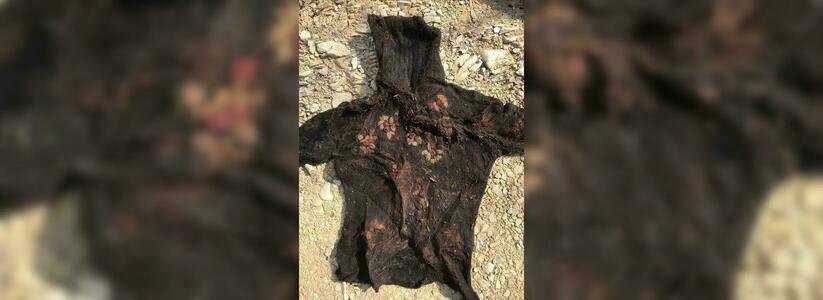 В лесу под Новороссийском нашли останки женщины в черном платье и браслете из черных бусин