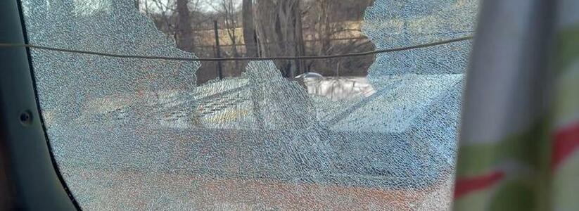 Житель Новороссийска со злости забросал экскаватор камнями. Позже выяснилось, что транспорт не принадлежал его обидчику