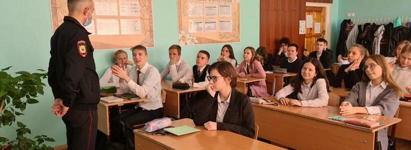 Полицейские Новороссийска провели беседы со школьниками по поводу разбитых стекол в котельной