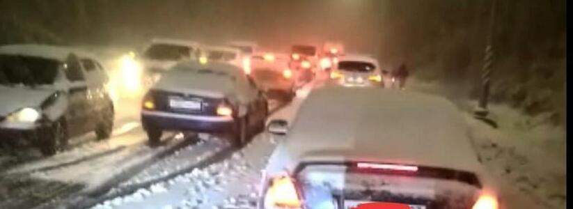 Несколько ДТП и двухчасовая пробка на перевале "Волчьи ворота": Новороссийск оказался не готов к снегопаду