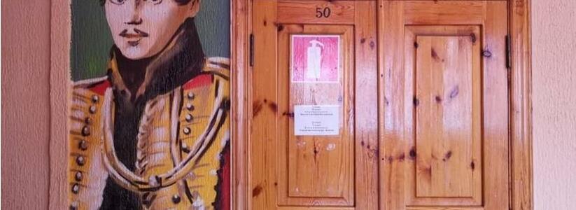 Граффити - художники украсили школьные кабинеты портретами великих полководцев и писателей