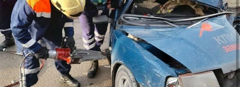 Новороссийским спасателям пришлось деблокировать водителя легковушки после ДТП в поселке Гайдук