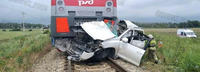 Под Анапой поезд сбил иномарку, водитель и пассажир погибли на месте