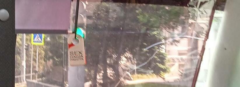 Водитель новороссийской маршрутки повесил в салоне ароматизатор с надписью "Секс - наша работа"
