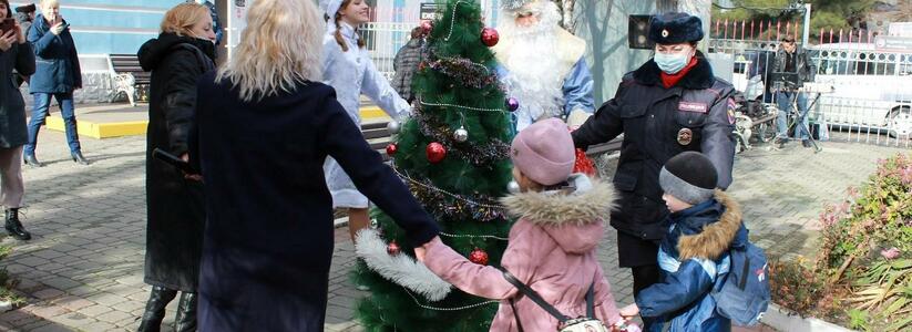 С наступающим Новым годом жителей и гостей Новороссийска поздравляют транспортные полицейские и герои сказок