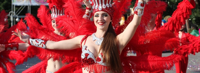 Яркие этнические наряды, горы конфетти и выступления звезд: самые яркие моменты карнавала в Геленджике