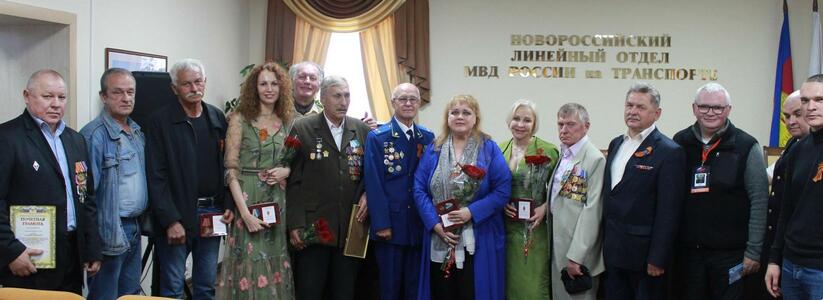 В Новороссийске транспортные полицейские приняли участие в торжественном мероприятии, посвященному Дню Победы