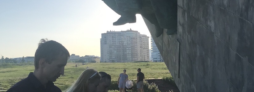 Новороссийцы, устроившие «кровавую» фотосессию у мемориала  «Малая земля», публично извинились за свой поступок на камеру