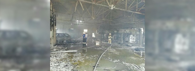 В СМИ распространяют информацию об ущербе из-за пожара в новороссийском автосервисе в 40 миллионов рублей