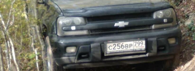 В лесу под Новороссийском нашли брошенный застрявший автомобиль