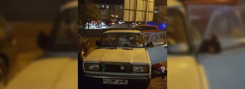 Новороссийцы заметили у дворца бракосочетания машину-свалку
