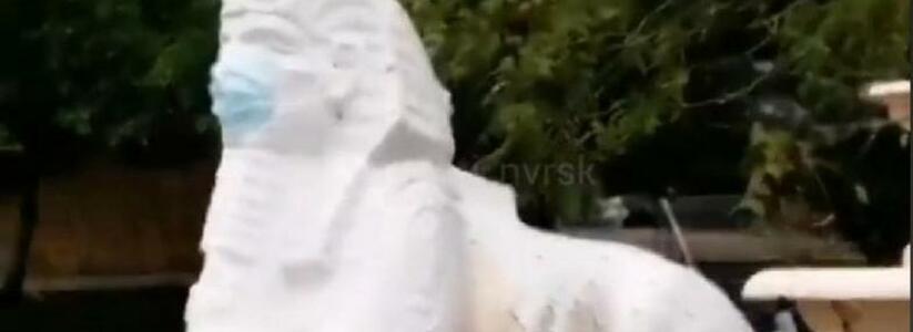 Даже сфинксы соблюдают масочный режим: в Новороссийске была замечена статуя в маске