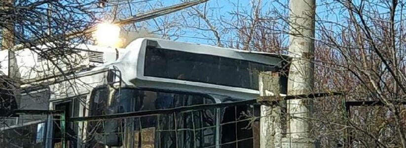 В Новороссийске водитель троллейбуса потерял управление и врезался в столб