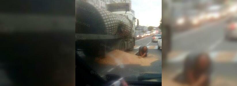 В центре Новороссийска из грузовика на асфальт рассыпалось зерно