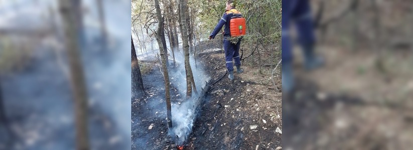 Пожарные и спасатели тушили пожар под Новороссийском на склоне горы