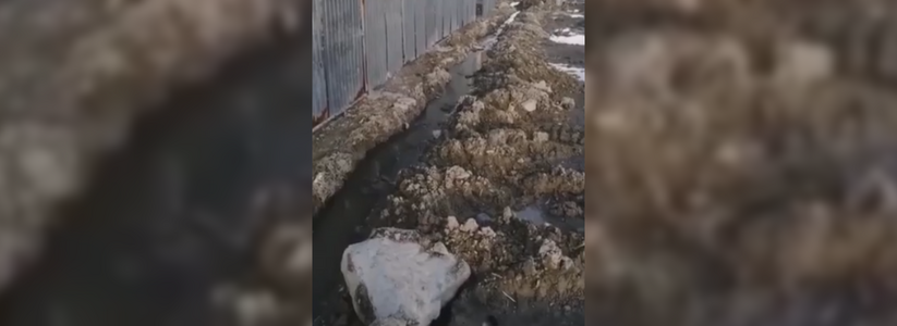 Жители Новороссийска пожаловались, что уже два месяца канализационные воды текут людям под ноги