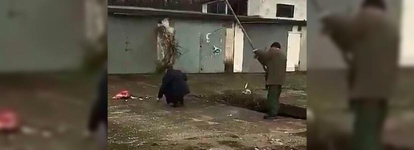 Рыбаки Новороссийска ловят кефаль в городской ливневке