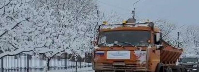 В Новороссийске устраняют последствия снегопада: спецтехника работает в пригороде