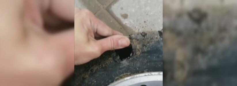 В Новороссийске на территории ЖК Парковый автомобиль порвал колесо об арматуру, торчащую прямо из проезжей части