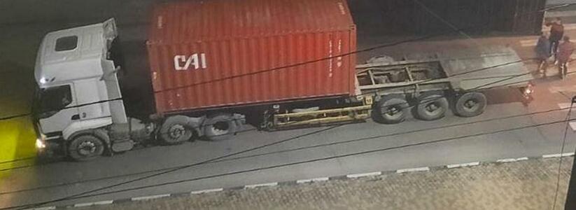 В Восточном районе Новороссийска на пешеходном переходе грузовик уронил контейнер