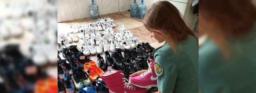 Сотрудники новороссийской таможни выявили 215 пар контрафактной обуви и 72 единицы одежды
