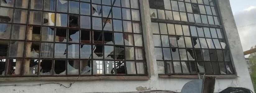 Школьники Новороссийска «кошмарят» работников котельной: бьют окна и открывают клапана