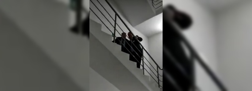 Кулаком по лицу и волоком по ступеням: в мегацентре «Красная площадь» охранники избили 15-летних сестер-близняшек