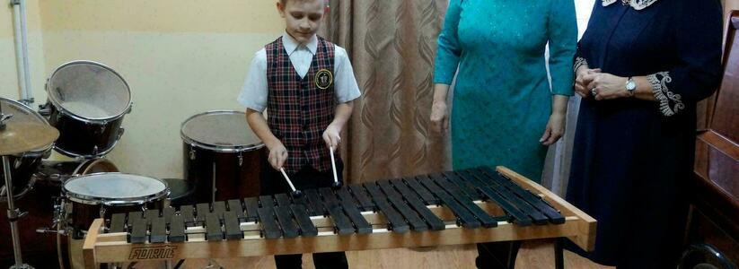 Три учреждения допобразования в Новороссийске получили в подарок ксилофоны