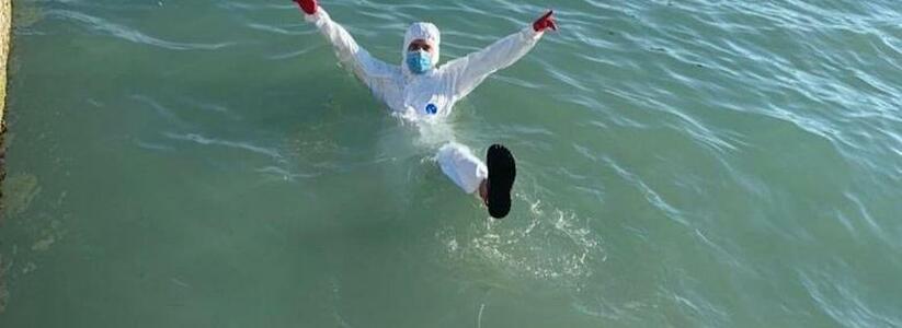 Отпуск во время пандемии. В Геленджике мужчина купался в море в защитном «ковидном» костюме (видео)