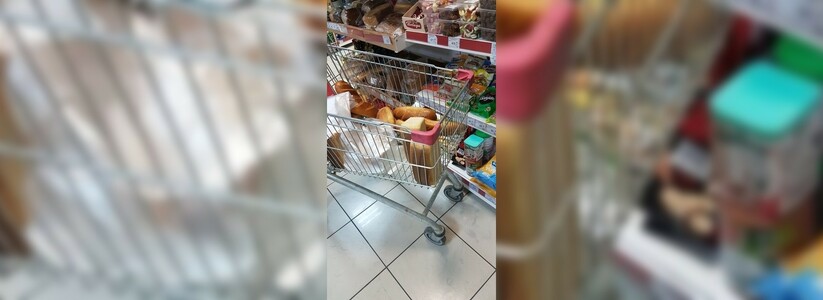 «Продавцы только смеются!»: хлеб в одном из магазинов Новороссийска хранится в грязной тележке без упаковки