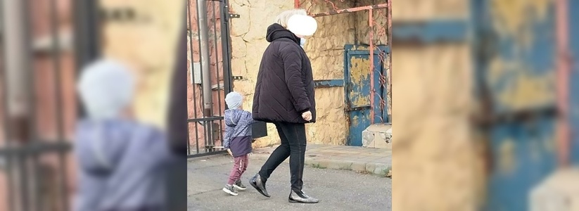 В Новороссийске воспитательница после прогулки забыла ребенка на улице