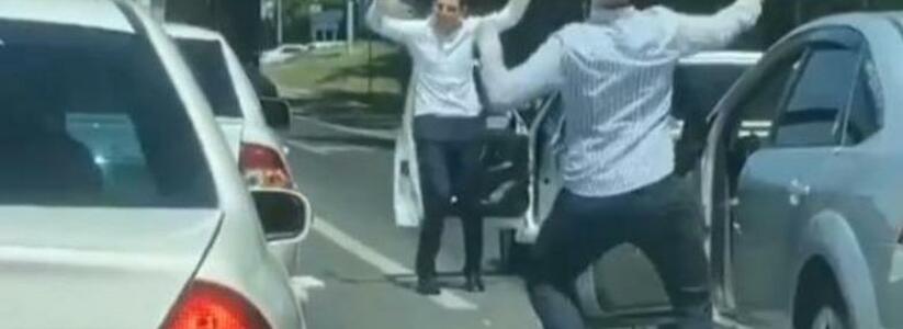 В Новороссийске автолюбители танцевали лезгинку прямо на дороге (видео)