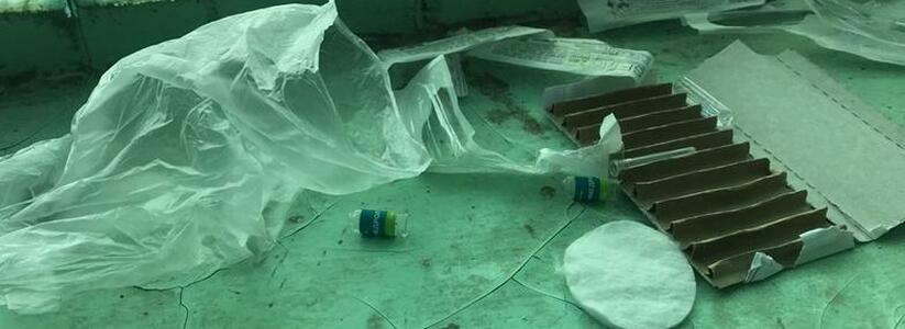 «Наркоманский набор»: подъезд новороссийского общежития завален шприцами и пустыми ампулами