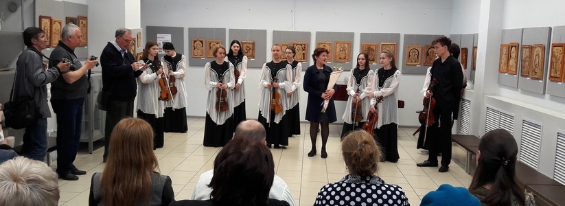 Новороссийский художник представил на выставке около 30 ликов святых, созданных одной левой рукой