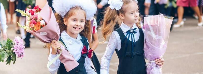 У школьников Новороссийска учебная неделя началась с патриотической линейки, где дети пели гимн России