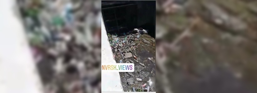 «Позорище!!!»: горожане обнаружили горы зловонного мусора в ливневой канализации на территории автовокзала Новороссийска