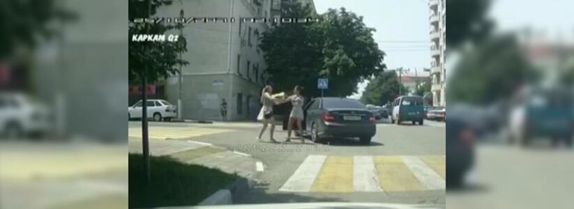 Три девушки подрались на одной из центральных дорог Новороссийска: потасовка попала в объектив видеорегистратора