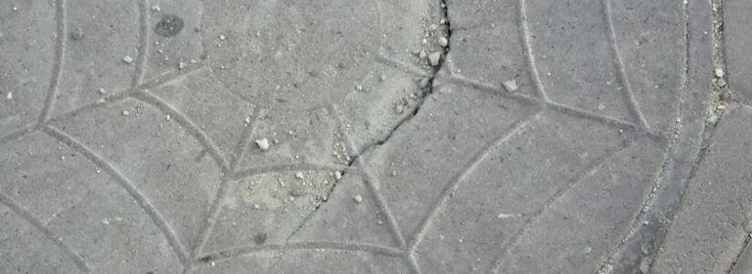 «Как будто танк проехал!»: жители Новороссийска обнаружили  трещину на крышке люка посреди тротуара