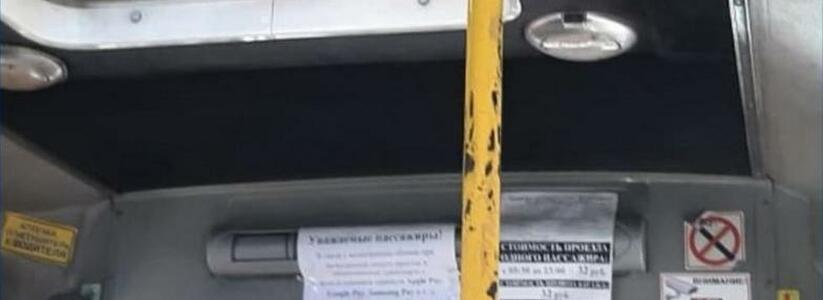 "Мы здесь задохнемся!": в маршрутках Новороссийска водители заклеивают кондиционеры объявлениями