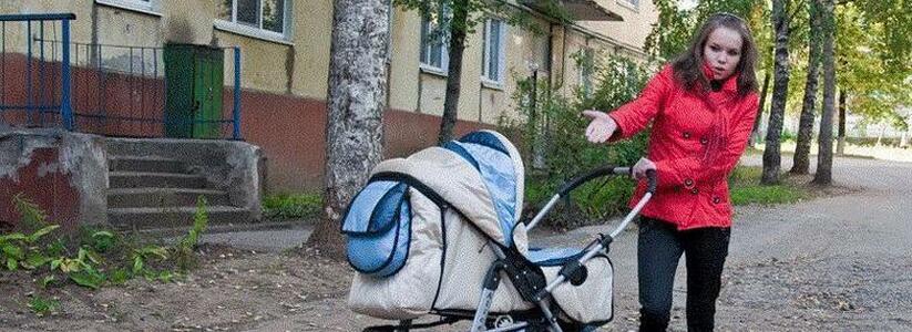 В Новороссийске выброшенный с окна окурок прожег коляску и комбинезон младенца