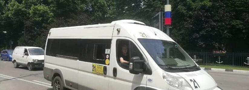 Водитель маршрутки в Новороссийске ехал три остановки, не выпуская телефон из рук