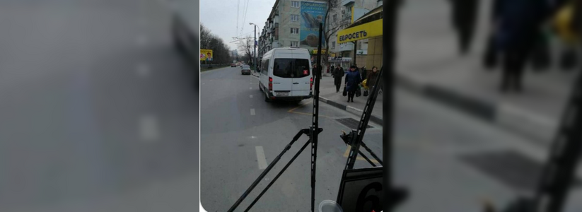 Водителей маршруток в Новороссийске наказали за посадку пассажиров на остановке «Площадь имени Ленина».