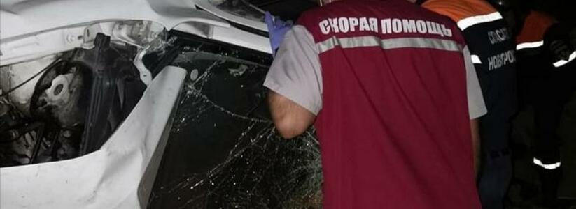 Под Новороссийском автомобиль упал в овраг глубиной четыре метра